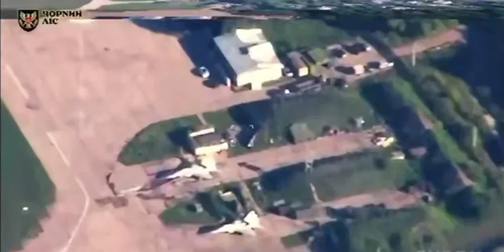Скриншот відео Генерального штабу ЗСУ з кадрами ударів по МіГ-29 і «Панцир-С1» на аеродромі «Халіно».