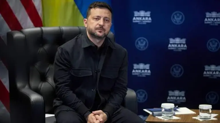 Володимир Зеленський під час брифінгу в Офісі Президента