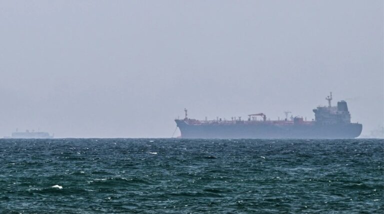 Пошкоджені нафтові танкери Mombasa та Al Bahiyah після ракетного удару в Ормузькій протоці
