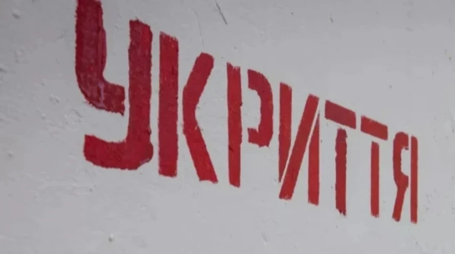 18-поверховий будинок у Києві, пошкоджений уламками ракети