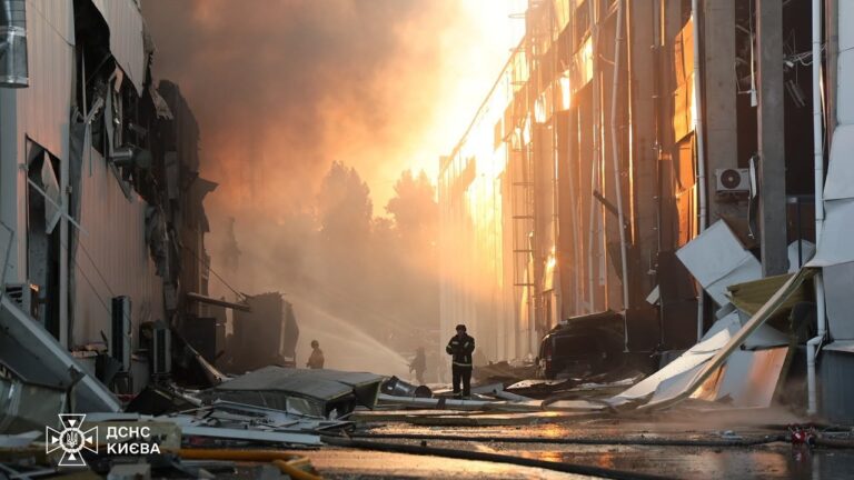 Наслідки удару балістикою по Києву вночі 16 липня — пожежі у складських приміщеннях