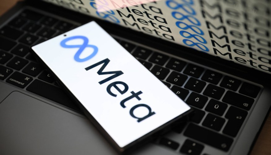 Логотип Meta та смартфон з повідомленням батьківського контролю Instagram