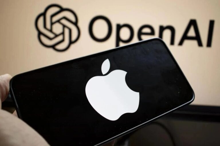 Логотипи Apple та OpenAI на тлі судових документів
