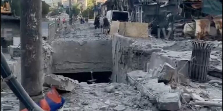 Відео наслідків прямого влучання у підземний перехід біля станції метро «Лукʼянівська» у Києві: вирва та пошкоджений наземний