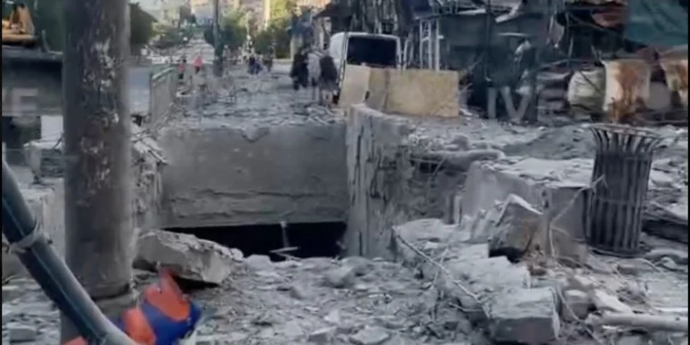 Відео наслідків прямого влучання у підземний перехід біля станції метро «Лукʼянівська» у Києві: вирва та пошкоджений наземний