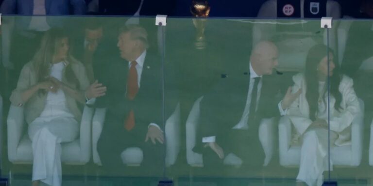 Меланія та Дональд Трамп із Джанні Інфантіно у VIP-ложі на фіналі чемпіонату світу-2026 на стадіоні «Метлайф»