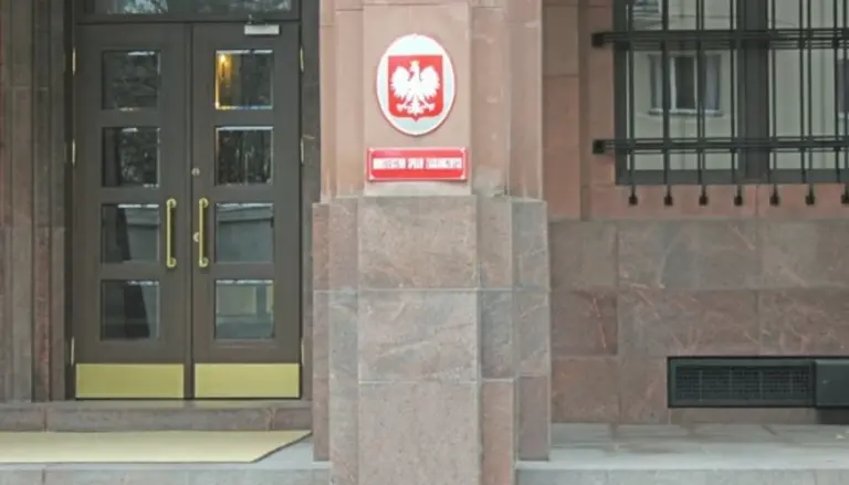 Польові військові автомобілі біля вирви від падіння російської ракети у Люблінському воєводстві