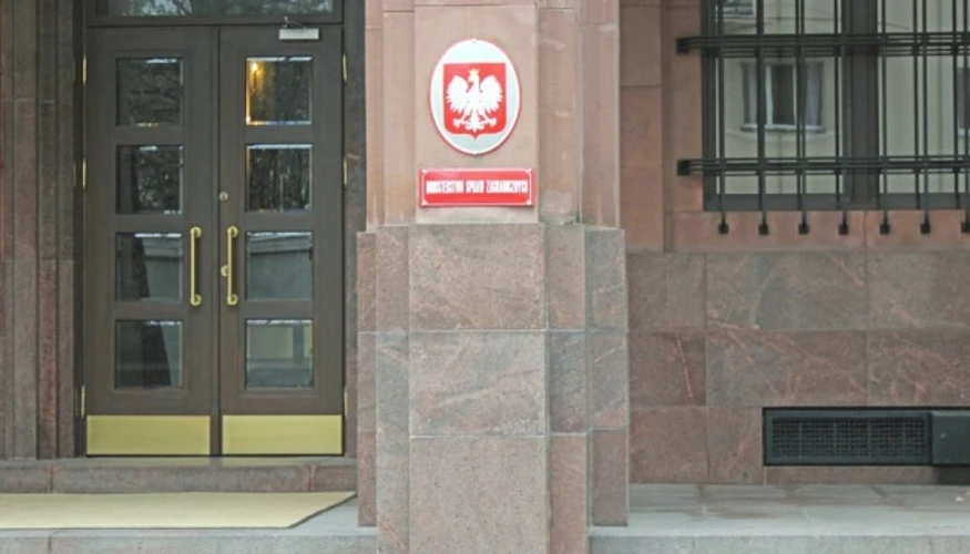 Польові військові автомобілі біля вирви від падіння російської ракети у Люблінському воєводстві