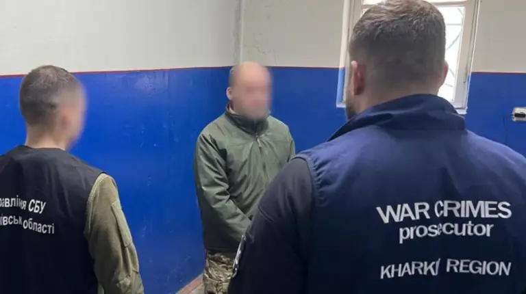Будівля суду з державним прапором України під час оголошення вироку