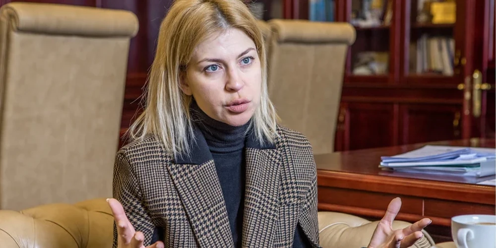 Ольга Стефанішина та сторінка указу Президента №696/2026 про її звільнення з посади посла