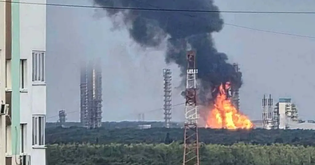 Промисловий нафтохімічний комплекс «ЗапСибНефтехим» у Тобольську під час пожежі після атаки дронів