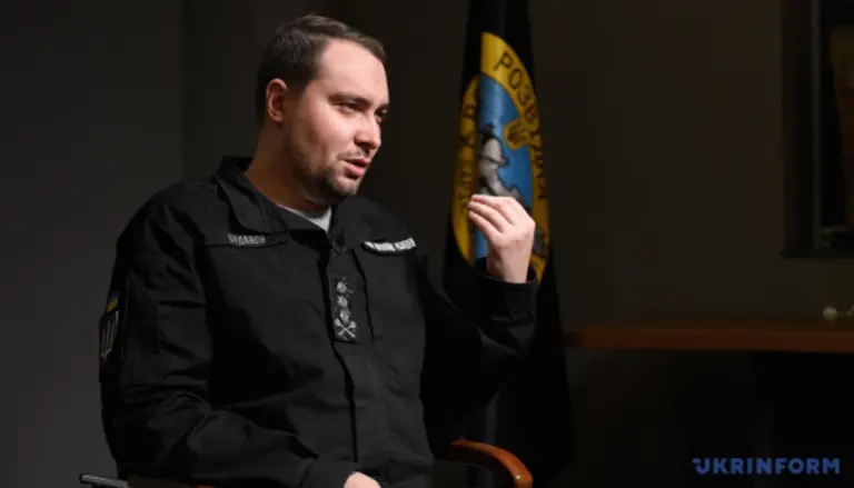 Кирило Буданов під час інтерв'ю у студії телемарафону