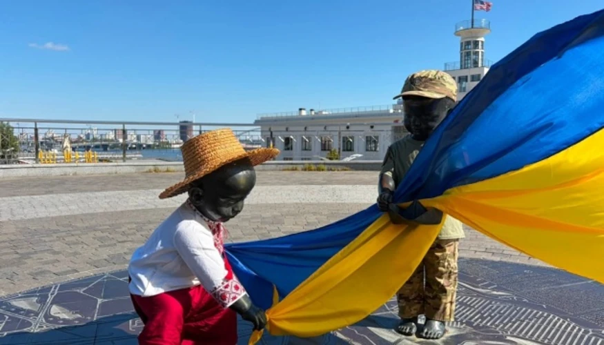 Скульптури малюків-засновників Києва у святкових костюмах і вишитих сорочках на Поштовій площі