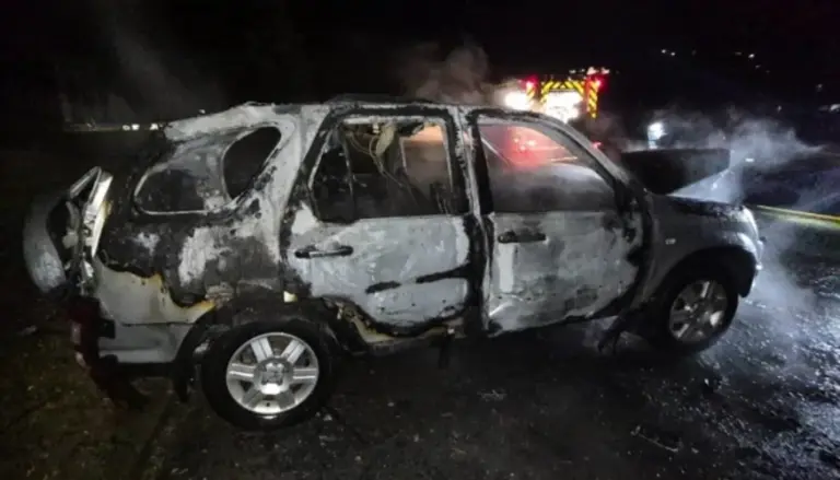 Цивільний автомобіль, пошкоджений внаслідок влучання безпілотника, на місці події у Сумах