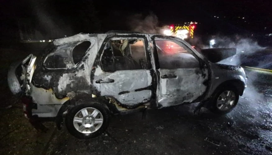 Цивільний автомобіль, пошкоджений внаслідок влучання безпілотника, на місці події у Сумах