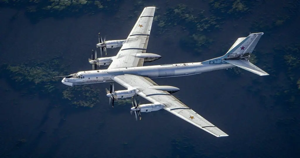 Російський бомбардувальник-ракетоносій Ту-95МС на аеродромі