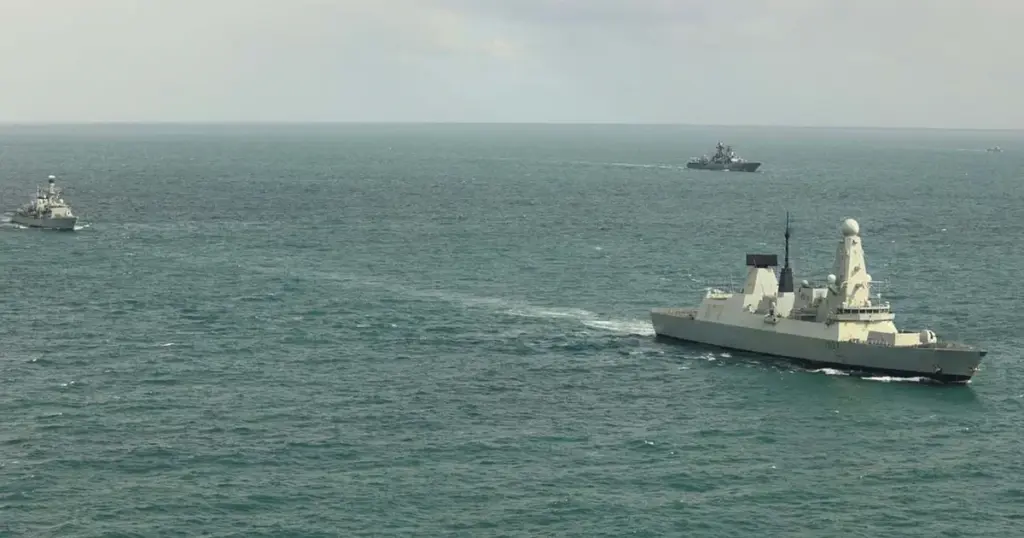 Британські кораблі HMS Duncan, HMS St Albans та HMS Severn у Ла-Манші під час спостереження за російськими суднами