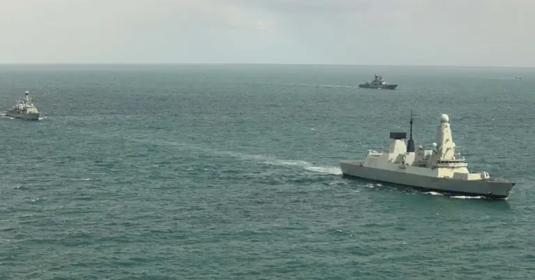 Британські кораблі HMS Duncan, HMS St Albans та HMS Severn у Ла-Манші під час спостереження за російськими суднами