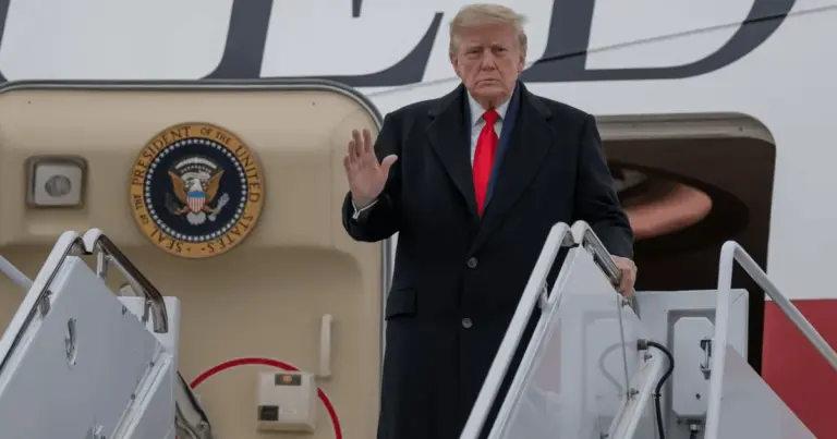 Президент США Дональд Трамп під час спілкування з журналістами в Білому домі