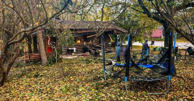 Наслідки удару дроном по центральному парку в Новій Водолазі Харківської області, пошкоджена будівля кафе, фото ДСНС