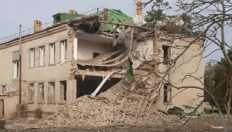 Наслідки удару з РСЗВ по цивільних об'єктах у селі Дмитрівка 10 жовтня