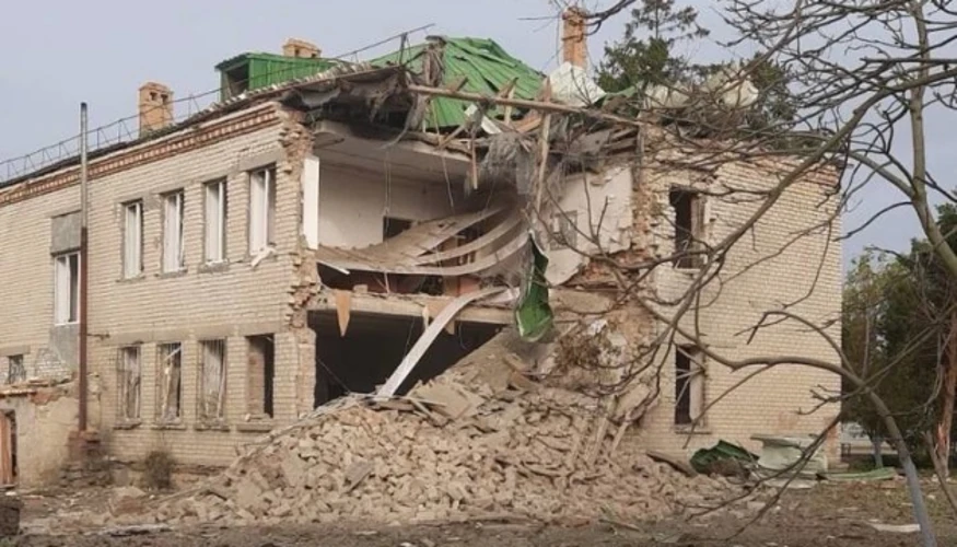 Наслідки удару з РСЗВ по цивільних об'єктах у селі Дмитрівка 10 жовтня