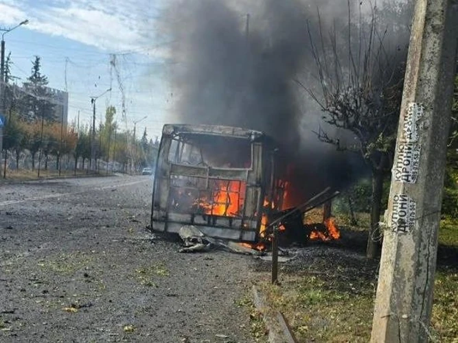 Рейсовий автобус, пошкоджений після удару РФ по зупинці у Краматорську 8 жовтня 2026 року
