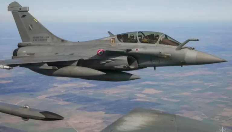 Французький винищувач Rafale у повітрі