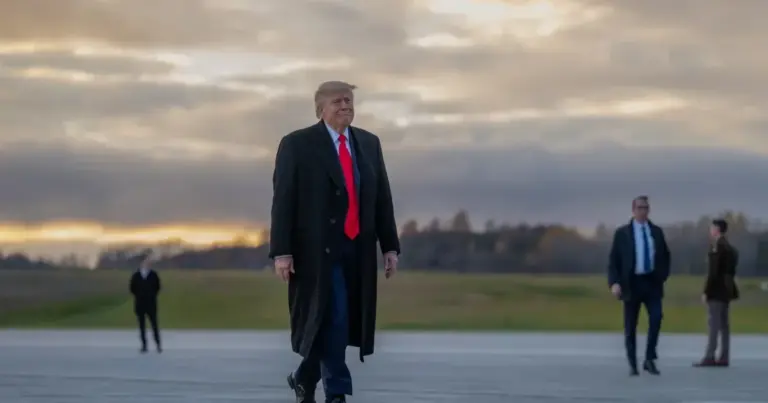 Президент США Дональд Трамп під час спілкування з журналістами
