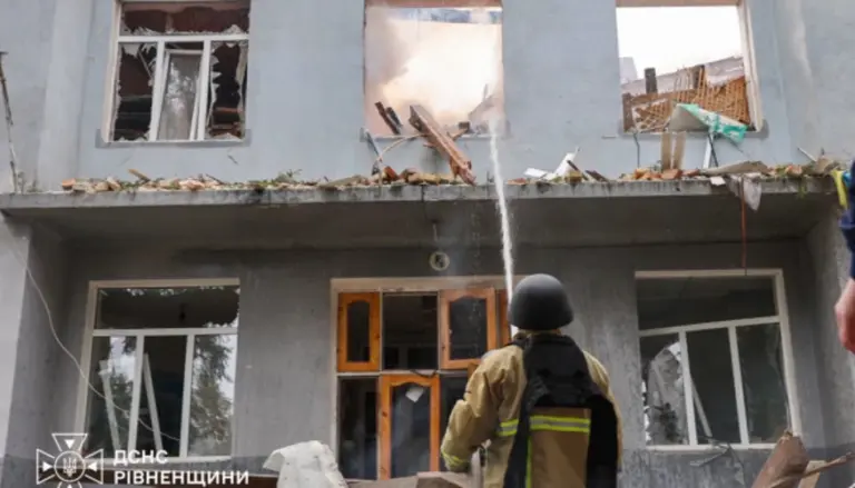 Наслідки падіння уламків російського БпЛА на навчальний заклад у центрі Рівного